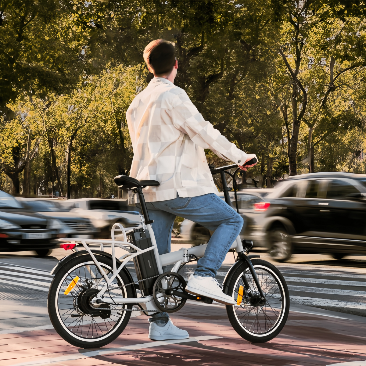 Bicicleta eléctrica Flexy La bicicleta eléctrica plegable es perfecta para desplazamientos urbanos y aventuras al aire libre. Con una autonomía de 35 km, puedes recorrer grandes distancias sin preocuparte por la batería. Sus ruedas de 20" ofrecen gra