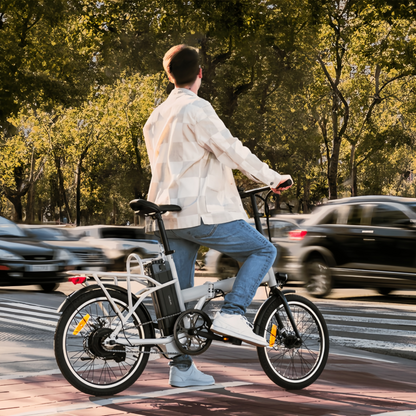Bicicleta eléctrica Flexy La bicicleta eléctrica plegable es perfecta para desplazamientos urbanos y aventuras al aire libre. Con una autonomía de 35 km, puedes recorrer grandes distancias sin preocuparte por la batería. Sus ruedas de 20" ofrecen gra