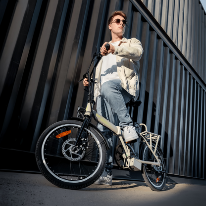 Bicicleta eléctrica Flexy La bicicleta eléctrica plegable es perfecta para desplazamientos urbanos y aventuras al aire libre. Con una autonomía de 35 km, puedes recorrer grandes distancias sin preocuparte por la batería. Sus ruedas de 20" ofrecen gra