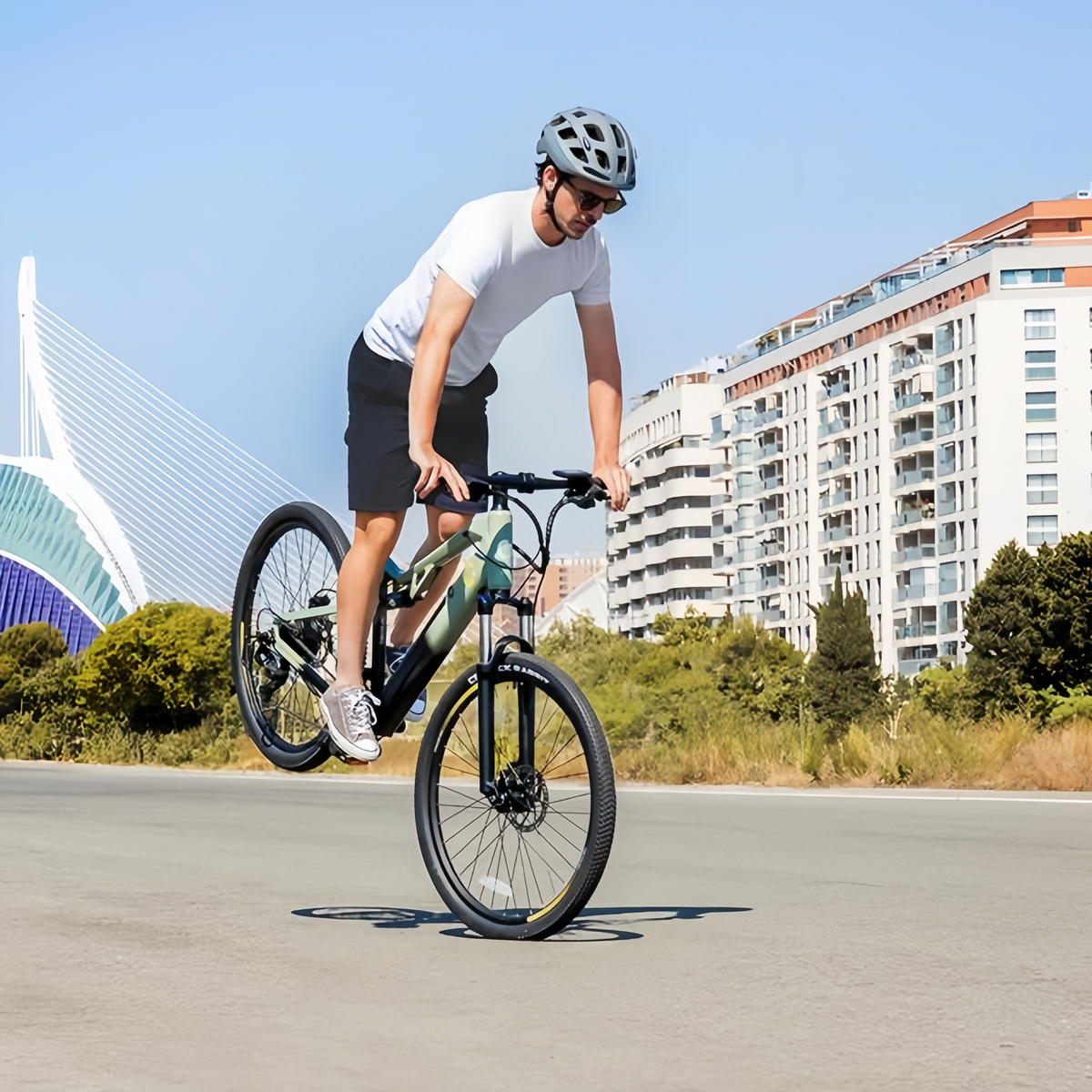 Bicicleta eléctrica de montaña Millor de 27,5", con 90 km de autonomía, doble suspensión, cambio Shimano de 18 velocidades y doble freno de disco hidráulico.