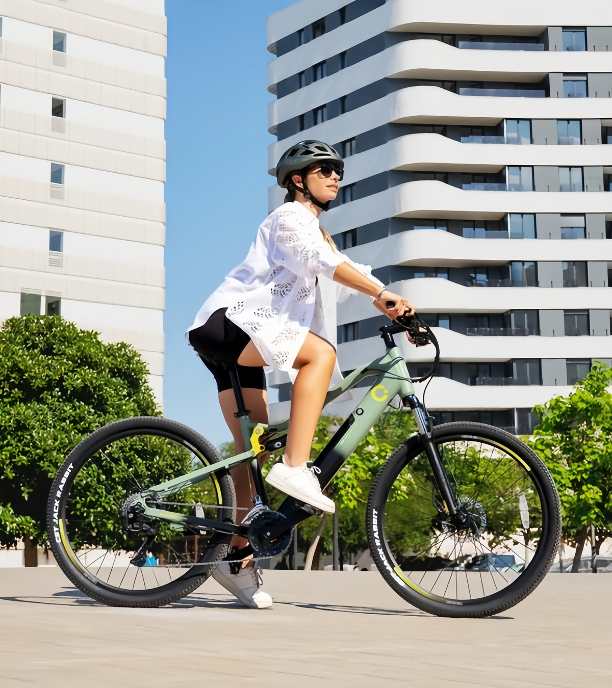 Bicicleta eléctrica de montaña Millor de 27,5", con 90 km de autonomía, doble suspensión, cambio Shimano de 18 velocidades y doble freno de disco hidráulico.